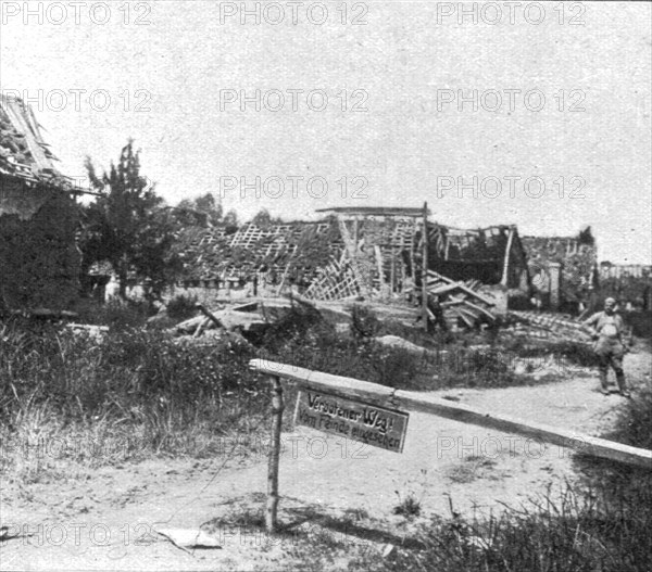 'Dix jours de bataille sur la Somme; Ecriteau allemand dans une rue de Frise: "Verbotener..., 1916. Creator: Unknown.