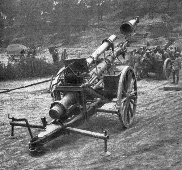 'Dix jours de bataille sur la Somme; Un periscope geant sur roues pris aux Allemands dans..., 1916. Creator: Unknown.