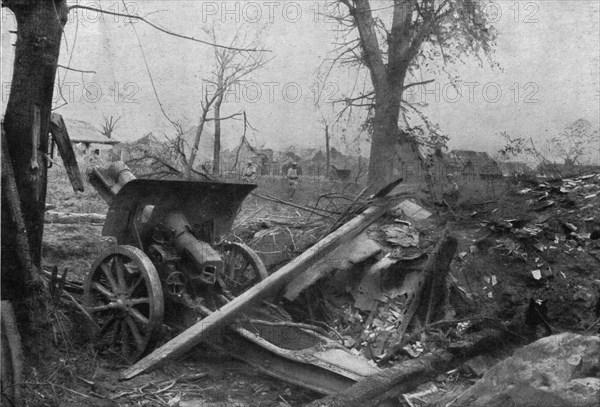 'Sur le rerrain de l'avance Francaise au sud de la Somme; Obusier allemand qui etait..., 1916. Creator: Unknown.
