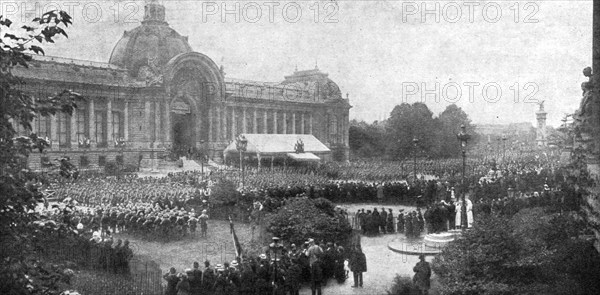 'Le 14 juillet 1916 a Paris; defile des troupes, dans l'avenue Nicolas II, devant la tribune...,1916 Creator: Unknown.