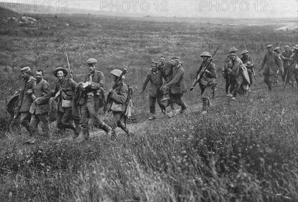 'Apres les succes Britanniques au Nord de la Somme; Prisonniers blesses diriges de..., 1916. Creator: Unknown.