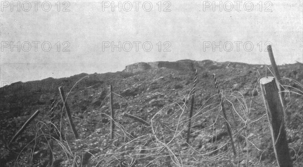 'Episodes de la bataille de Verdun; les ruines de l'ouvrage aux mains des Allemands, un mois...,1916 Creator: Unknown.