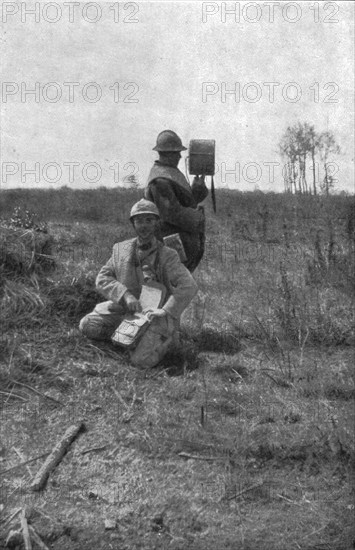 'Episodes de l'offensive de la Somme; Lieutenant observateur d'artillerie, avec son..., 1916. Creator: Unknown.