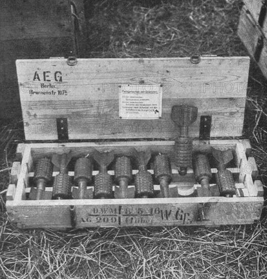 'Materiel Allemand pris au sud de la Somme; Petites bombes a ailettes que nous appelons..., 1916. Creator: Unknown.