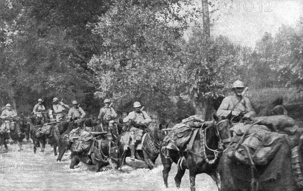 ''Sur L'Aisne; La poursuite de l'ennemi; passage d'un gue de l'Aisne par une equipe de..., 1918. Creator: Unknown.