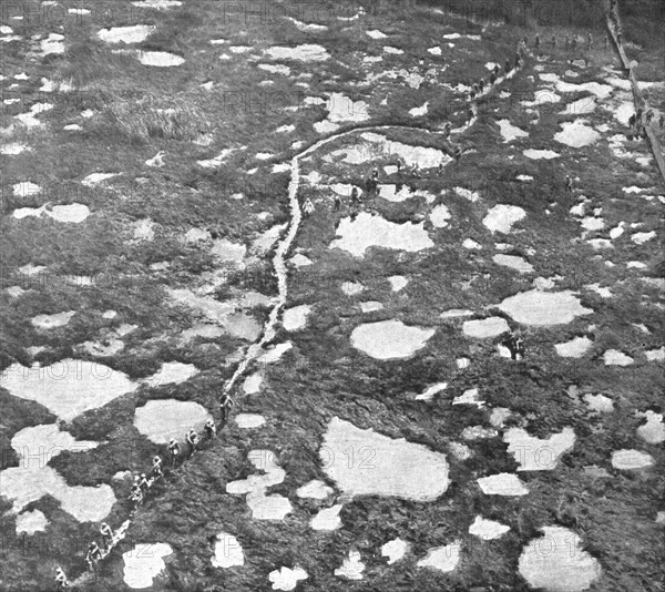 ''En Champagne; L'attaque du 26 septembre 1918, au Nord de Tahure; fantassins un..., 1918. Creator: Unknown.