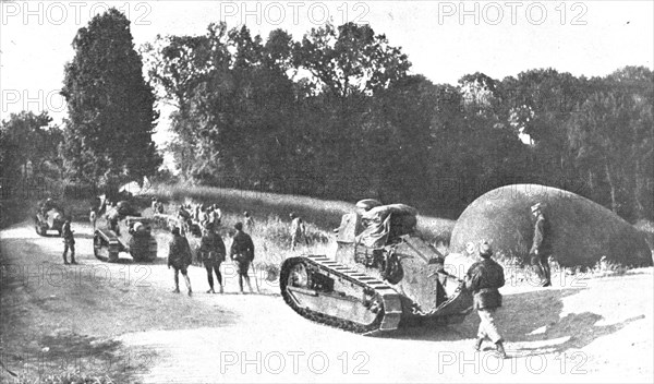 ''En Argonne; L'amalgame a l'arriere de l'offensive; chars d'assaut americains, fantassins..., 1918. Creator: Unknown.