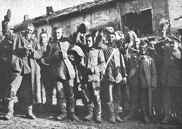 ''En Argonne; Pour ceux-la, la guerre est terminee; des prisonniers allemands saluent..., 1918. Creator: Unknown.