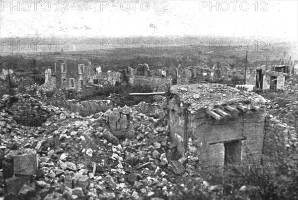 ''De L'Argonne aux Flandres; Les ruines de Montfaucon; vue generale de la ville et..., 1918. Creator: Unknown.