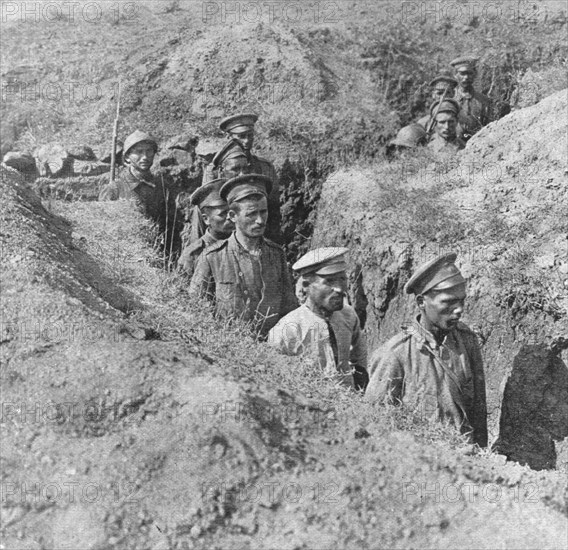 ''Sur le front d'orient; Soldats grecs, coiffes du casque, ramenant du Skra di Legen..., 1918. Creator: Unknown.