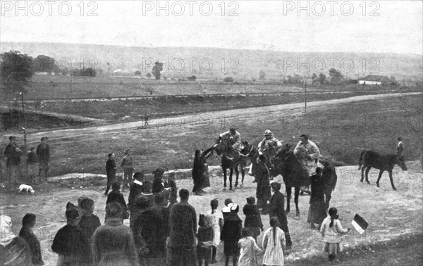 ''La liberation de la Serbie; des eclaireurs francais accueillis en liberateurs aux abords..., 1918. Creator: Unknown.