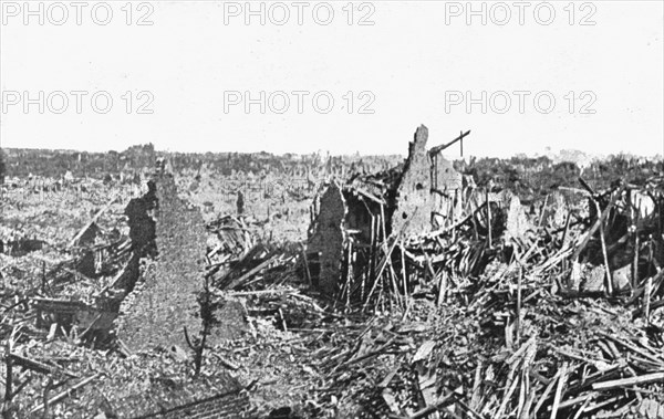 'Ce qui fut Lens; De rares pans de mur restes debout au milieu de l'indescriptible chaos', 1918. Creator: Unknown.