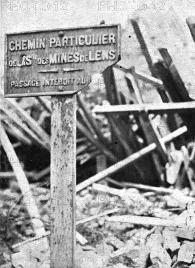 'Ce qui fut Lens; L'ecriteau qui seul indiquait Lens', 1918. Creator: Unknown.