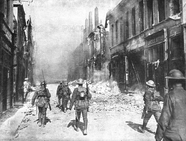 ''Le entrée dans Cambrai; Une des premieres patrouilles britanniques qui penetrerent... 1918. Creator: Unknown.