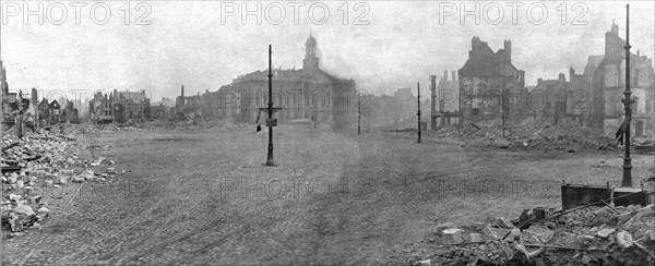 ''La Destruction de Cambrai; Dans Cambrai devaste et livre aux flammes; la place d'Armes..., 1918. Creator: Unknown.