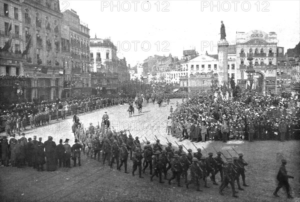 ''L'entrée Solennelle de Britanniques a Lille; Defile sur la Grande-Place des troupes..., 1918. Creator: Unknown.