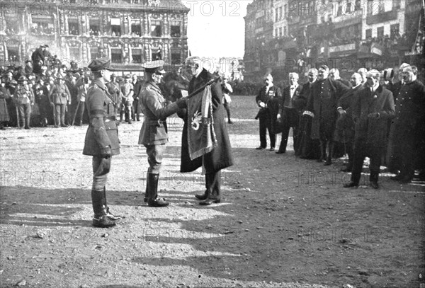 ''L'entrée Solennelle de Britanniques a Lille; Le maire, M. Delesalle, remet au..., 1918. Creator: Unknown.