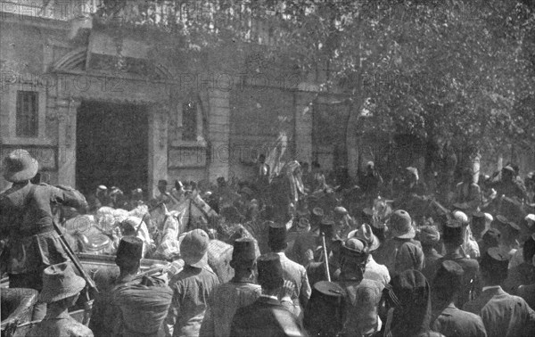 ''L'occupation de Damas; L'emir Feycal, fils du cherif Hussein, roi du Hedjaz, entre..., 1918. Creator: Unknown.