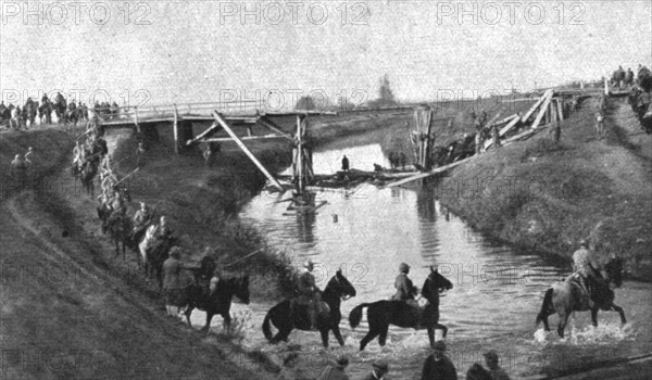 ''L'autriche succombe; Cavaliers italiens passant le Monticano', 1918. Creator: Unknown.