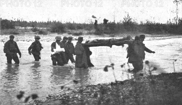 ''L'autriche succombe; Un gue de la Piave; blesse transporte par des prisonniers autrichiens', 1918. Creator: Unknown.