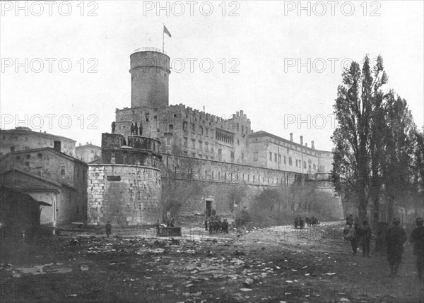 ''Trente Italienne; Le drapeau italien, vert, blanc, rouge, flottant sur la tour du chateau..., 1918 Creator: Unknown.