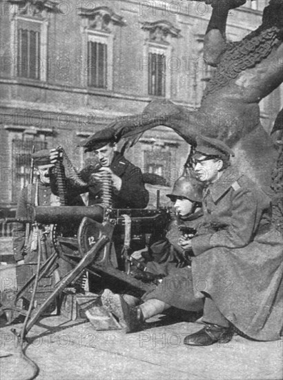 ''L'Allemagne Revolutionnaire; Le 9 novembre 1918; mitrailleuses devant le chateau..., 1918. Creator: Unknown.