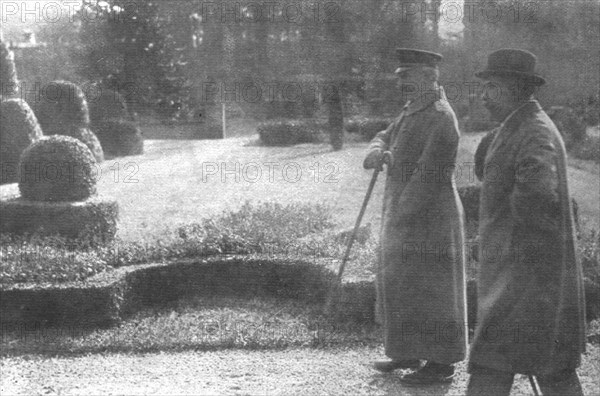 ''Le Kaiser en Fuite; Premiere journee d'exil; Guillaume, encore en tenue militaire..., 1918. Creator: Unknown.