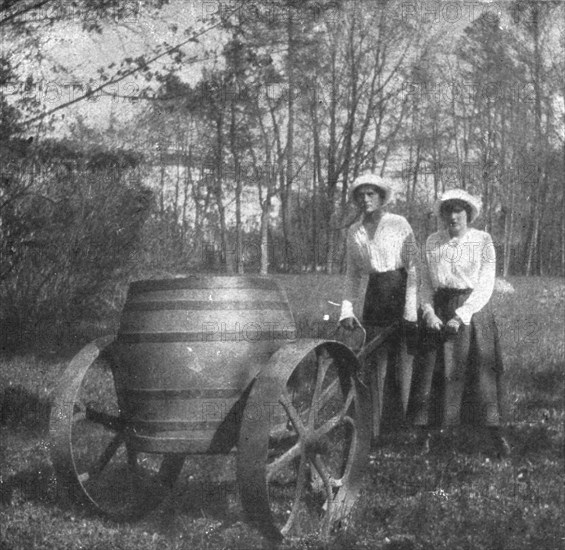 ''Les Romanof a Tsarskoie-Selo; Les grandes-duchesses Tatiana et Anastasie poussant..., 1917. Creator: Unknown.