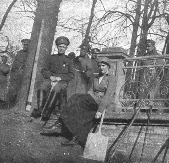 ''Les Romanof a Tsarskoie-Selo; A la limite qu'il etait interdit de franchir; la grande..., 1917. Creator: Unknown.