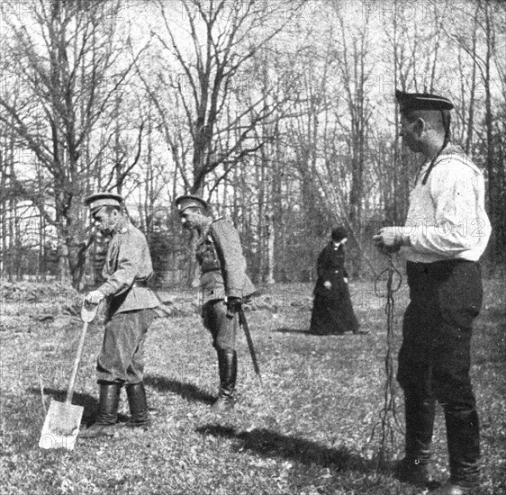 ''Les Romanof a Tsarskoie-Selo; L'empereur au travail; derriere lui, l'officier de garde..., 1917. Creator: Unknown.