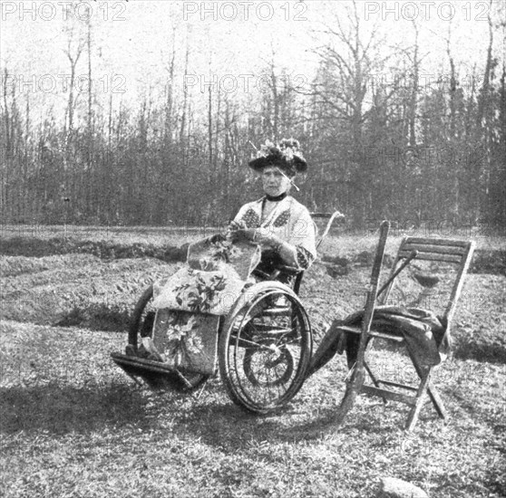 ''Les Romanof a Tsarskoie-Selo; L'imperatrice, en fauteuil roulant, travaille a un ouvrage..., 1917. Creator: Unknown.