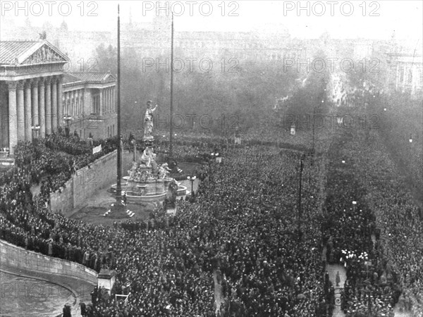 ''La Chute des Habsbourg; Proclamation de la Republique de l'Autriche allemande, devant..., 1918. Creator: Unknown.