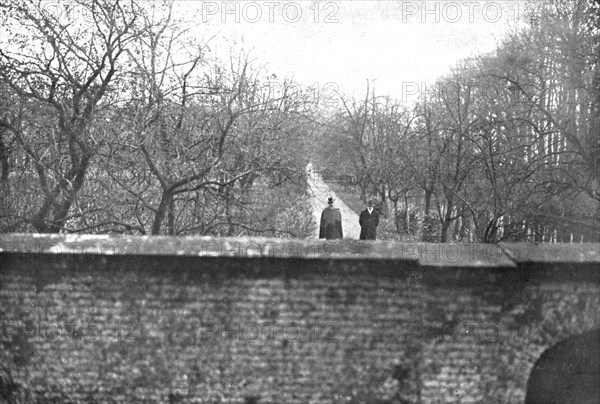 ''Dechu; Coiffe d'un chapeau tyrolien, une pelerine sur les epaules, l'ex-kaiser, accompagne...1918. Creator: Unknown.