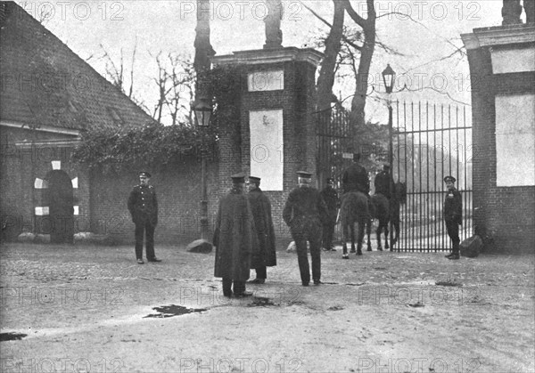 'Dechu; A la grille du parc d'Amerongen; releve de la police montee hollandaise..., 1918. Creator: Unknown.