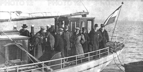 ''En Exil; L'ex-kronprinz sur le bateau le conduisant a l'ile de Wieringen. L'ancien..., 1918. Creator: Unknown.