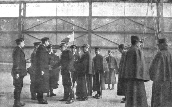 ''Ceux de l'air et ceux de la route; Un raid Anglais sur Friedrichshafe..., 1914. Creator: Unknown.