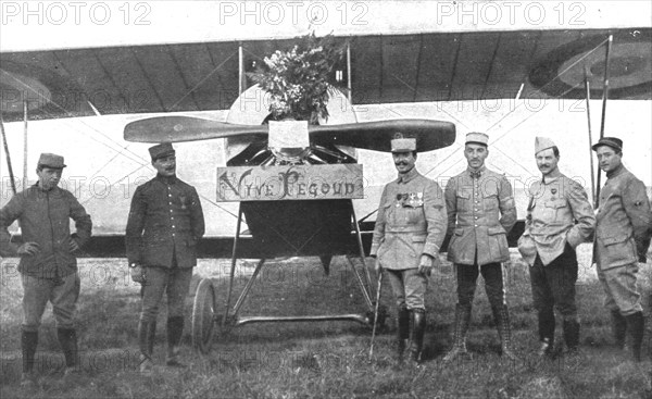 ''Un Vaillant; Pegoud photographie devant son appareil, un jour que ses camarades..., 1915. Creator: Unknown.