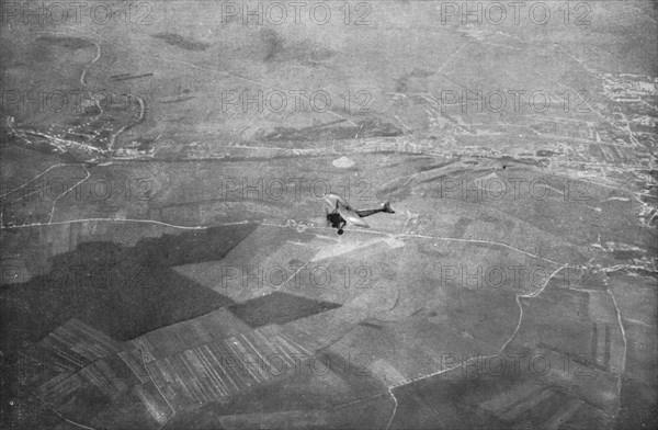 ''En Chasse; A 2,000 metres; un monoplan "parasol" volant en pleine vitesse, au-desses..., 1915. Creator: Unknown.