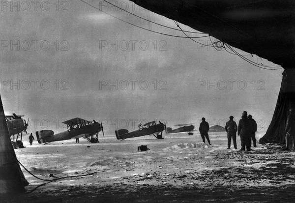 ''Sur le Terrain d'une Escadrille en Hiver; depart d'avions Breguet pour une reconnaissance..., 1916 Creator: Unknown.