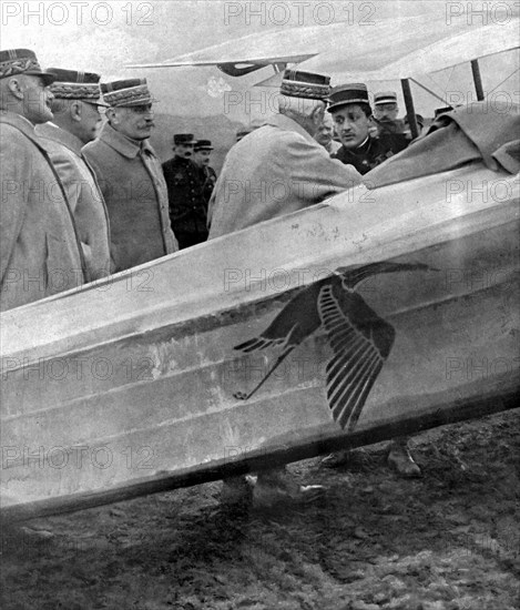 ''Combat Aerien; Guynemer, Capitaine de la Veille, recoit le 19 fevrier 1917 la visite..., 1917. Creator: Unknown.