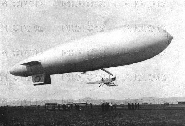 ''Combat Aerien; Parmi les forces alliees aerienes; un dirigeable de marine quittant le...,1918. Creator: Underwood & Underwood.