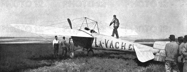 ''Combat Aerien; Deux "poilus" de l'air; Le monoplan de Vedrines; a gauche, Vendrines..., 1918. Creator: Unknown.