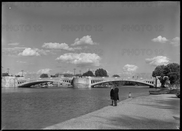 Caversham Bridge, Caversham, Reading, 1945-1960. Creator: Margaret F Harker.