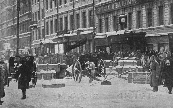 'La Revolution Russe; Le 12 mars 1917: canons de campagne derriere une barricade sur..., 1917. Creator: Unknown.