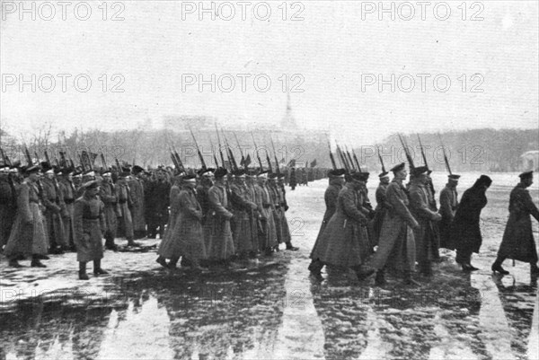 'Les Funerailles des Morts de la Revolution; Les delegations de l'armee dans le cortege',1917. Creator: Unknown.