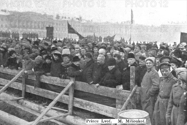 'Les Funerailles des Morts de la Revolution; Devant la fosse: les membres du gouvernement..., 1917. Creator: Unknown.