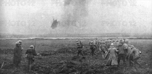 'Sur le front occidental: la prise de la Crete de Vimy; Prisonniers allemands traversant..., 1917. Creator: Unknown.