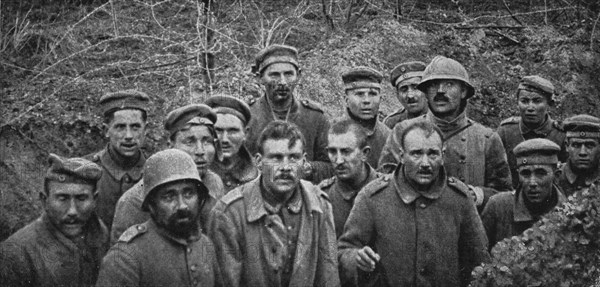 'Notre attaque du 16 avril 1917; Prisonniers dans un boyau, au Godat, a l'Ouest de Reims..., 1917. Creator: Unknown.
