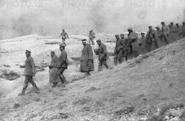 'L'Attaque du Mont-Pertois; Prisonniers descendant les pentes du Pertois: au sommet..., 1917. Creator: Unknown.