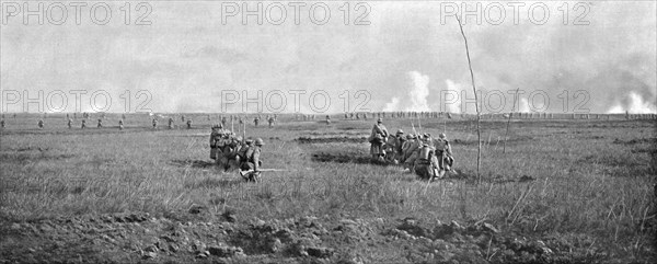 'L'Attaque du 5 mai 1917 sur le Chemin des Dames; Progression sous le feu, en ligne..., 1917. Creator: Unknown.